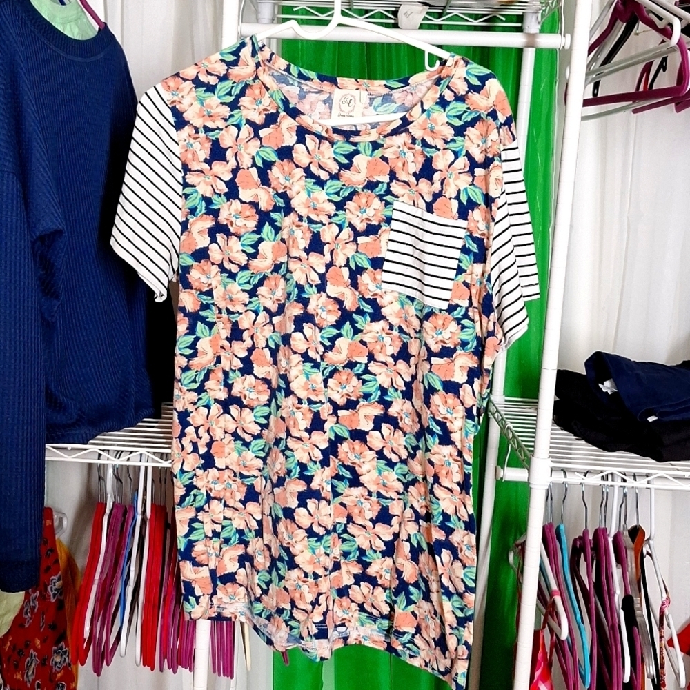 GRACE & EMMA SIZE LARGE T-SHIRT FLORAL AND STRIPED